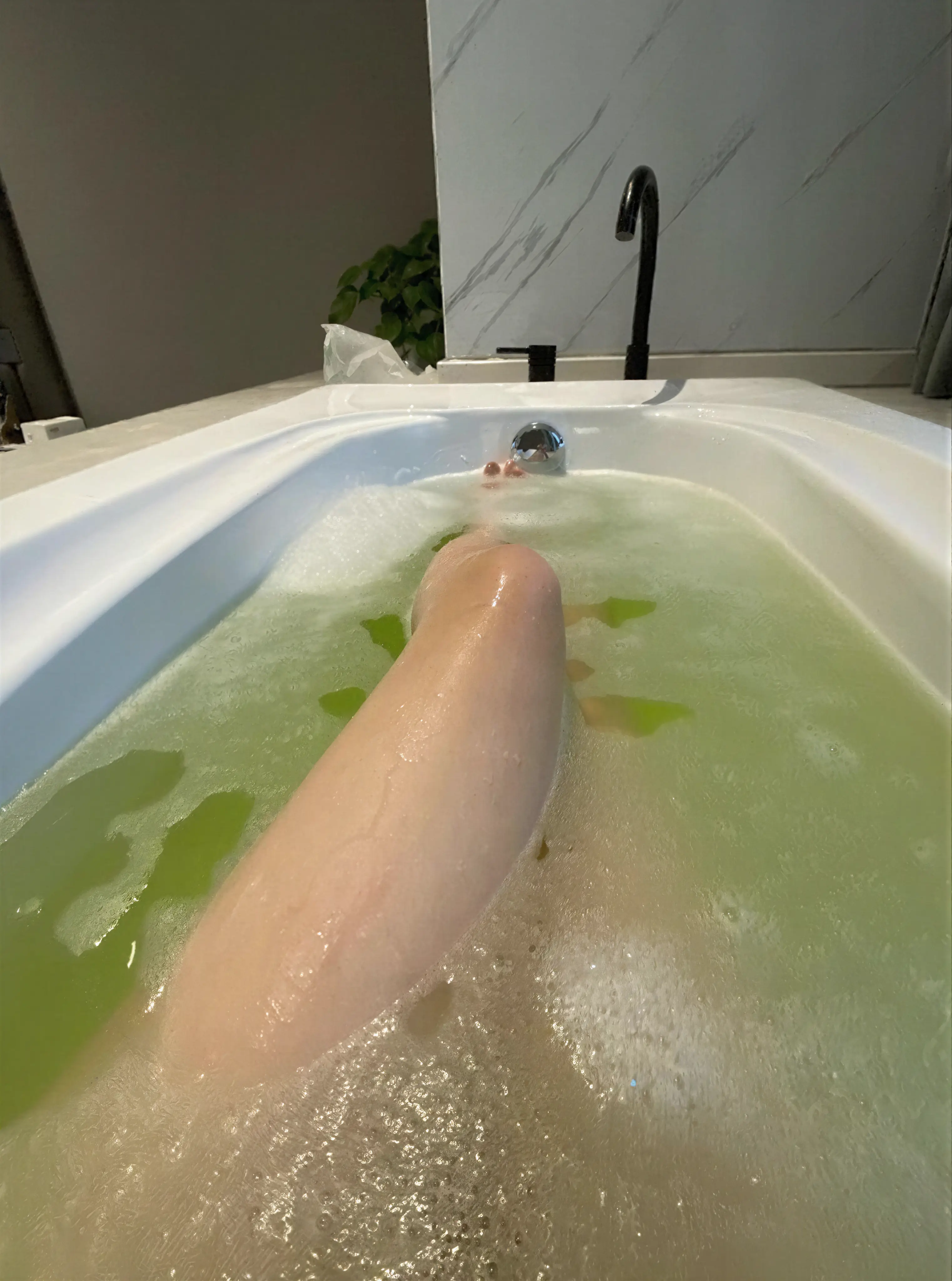 柒柒还活着 – 泡澡 5P